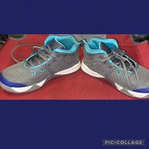 Boys shoes worn once !